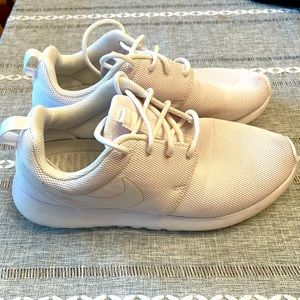 Nike Roushe one triple white used  size 8.5